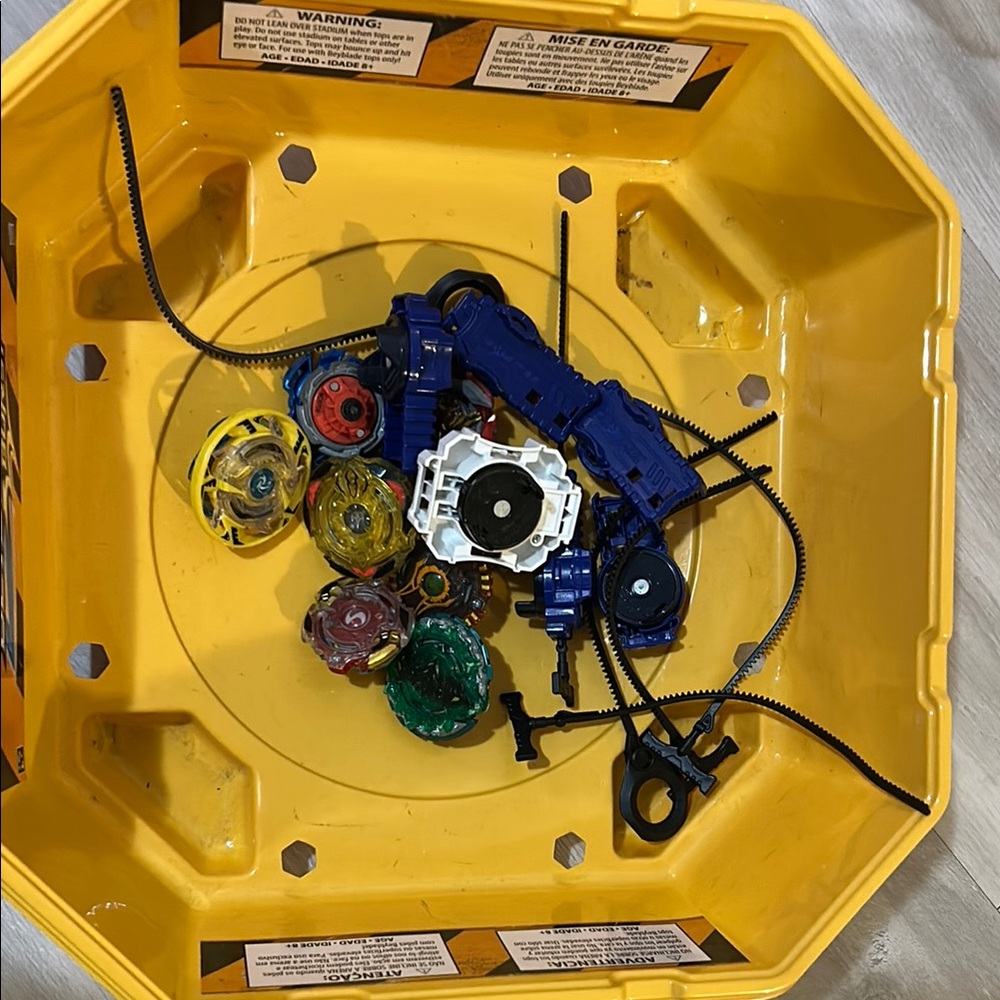 Beyblade Burst Battle Set - Yellow Arena with Multicolor Tops-Beyblade lot - Picture 5 of 5